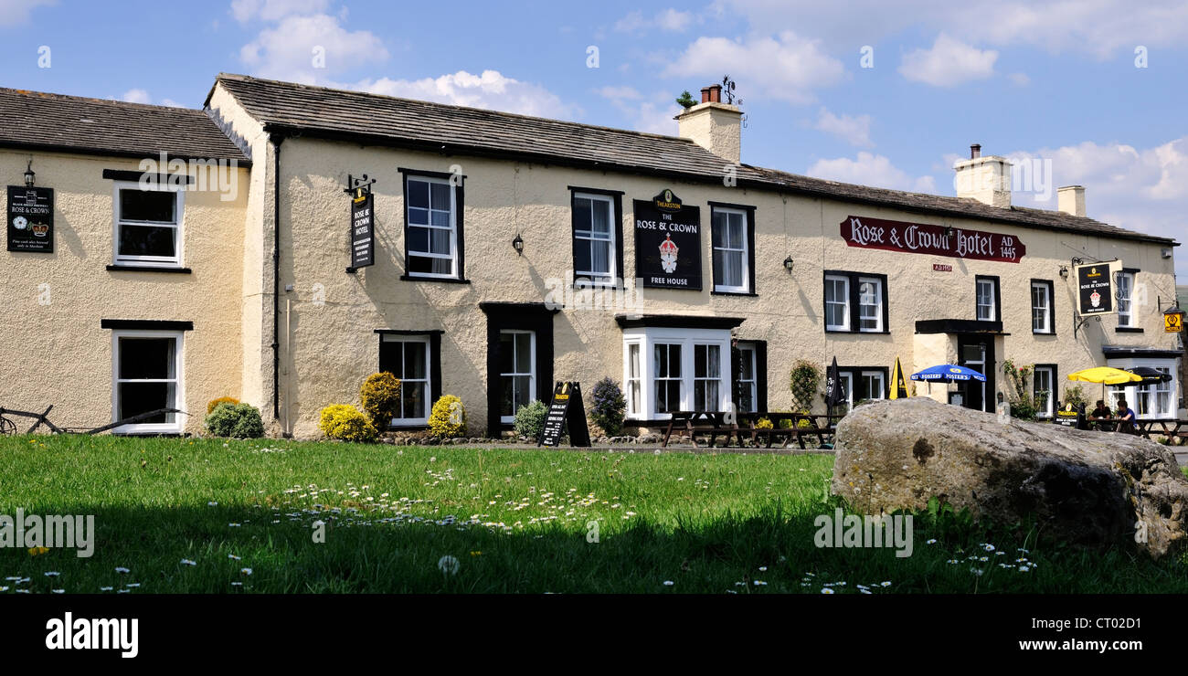 The Rose and Crown, a public house dating from the fifteenth century, Bainbridge, Wensleydale, Yorkshire, England Stock Photo