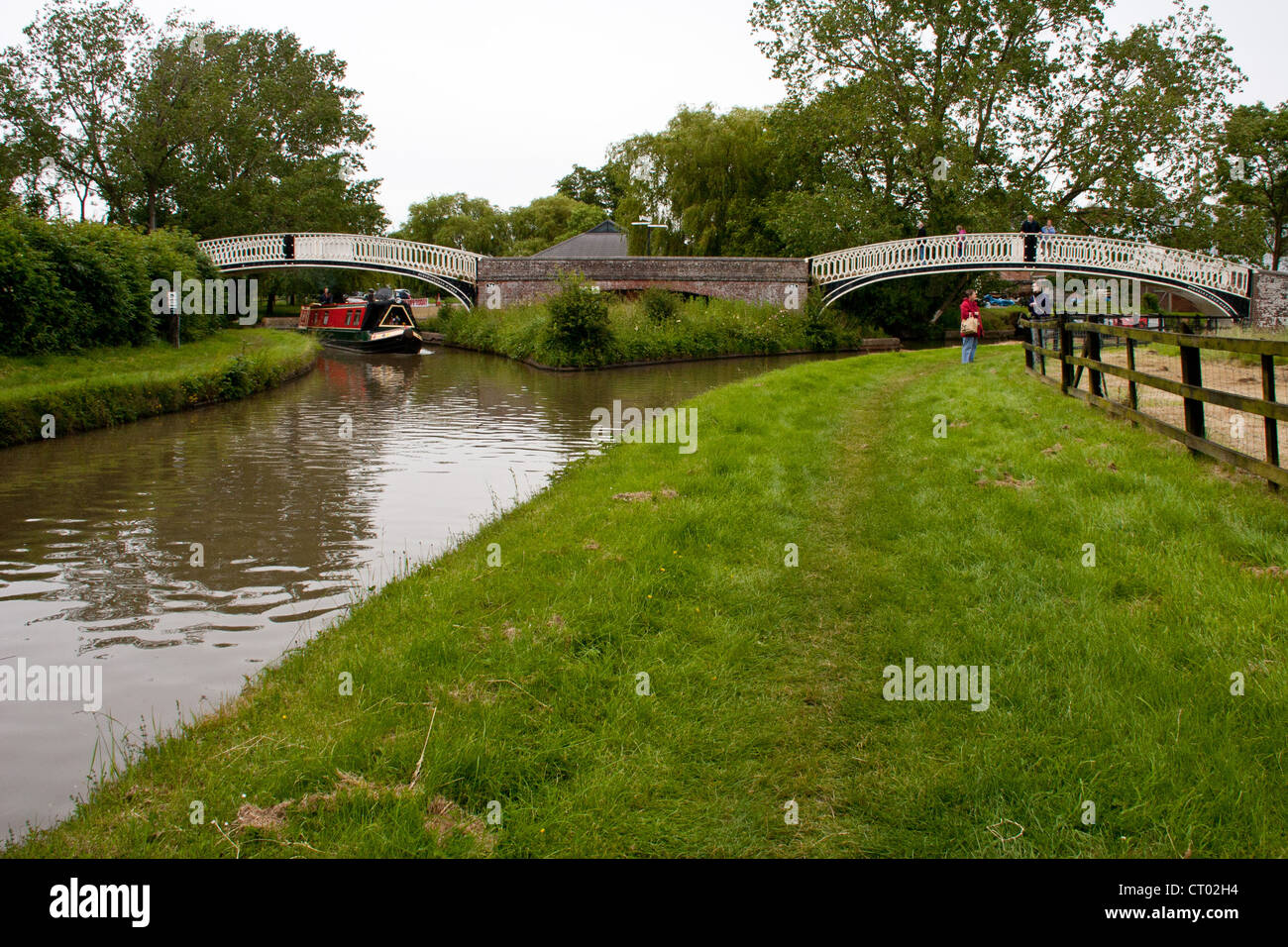 At  Braunston the Oxford canal from the north (left in the picture) joins the Grand Union Canal. There are two iron bridges. Stock Photo