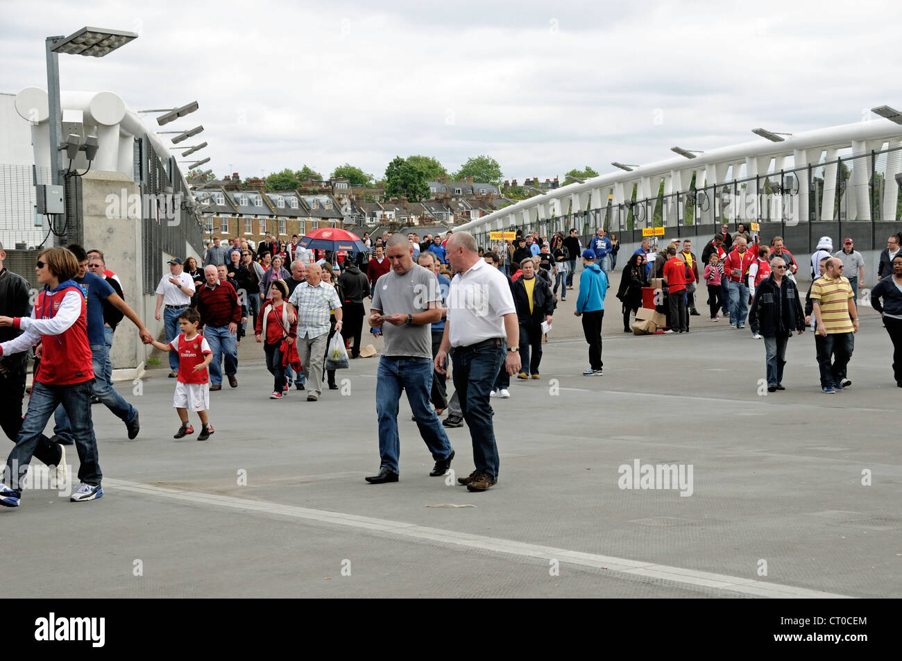 Football fans, North Bridge, Emirates Stadium, London Borough of Islington, England, UK Stock Photo
