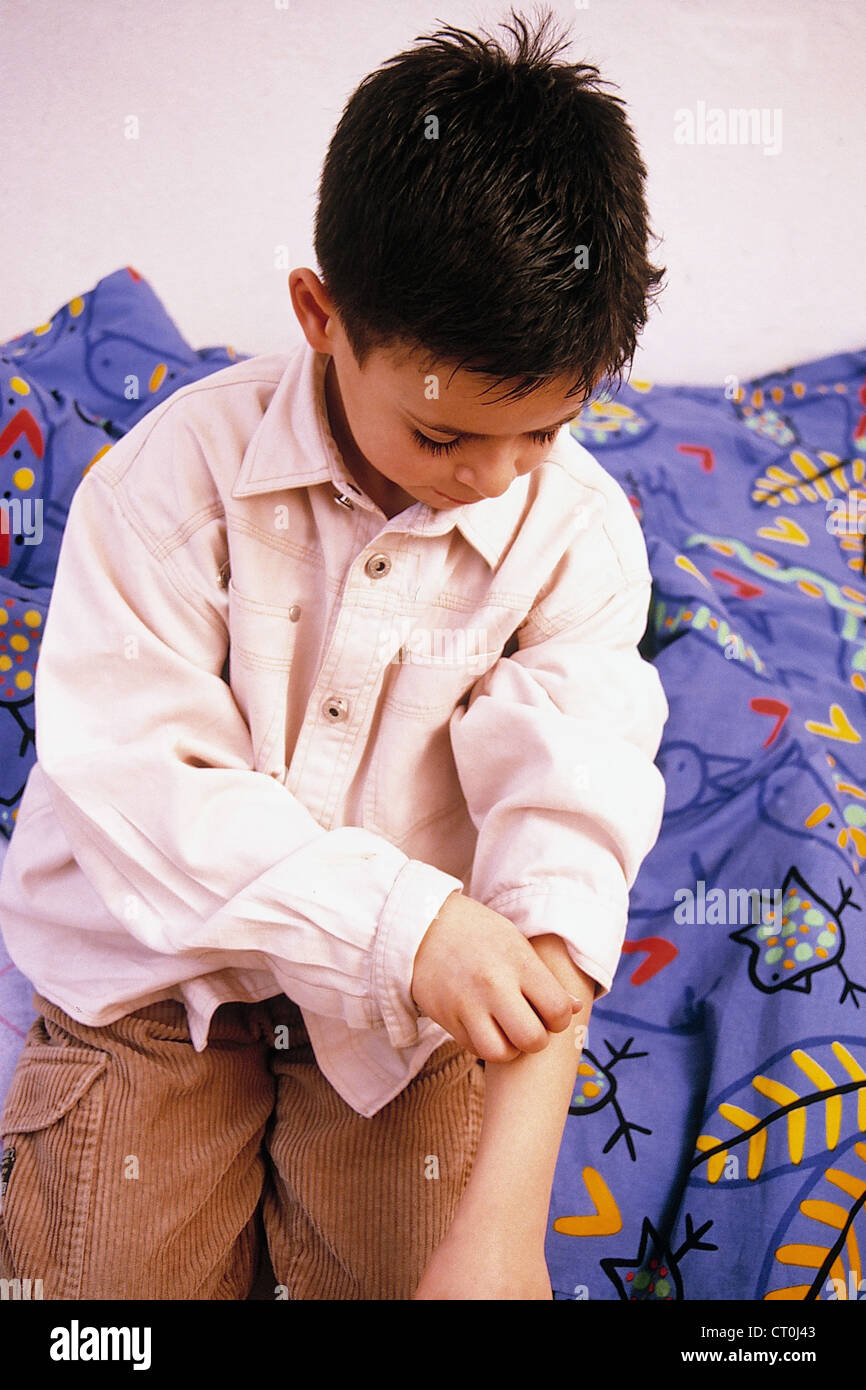 ITCHING IN A CHILD Stock Photo Alamy