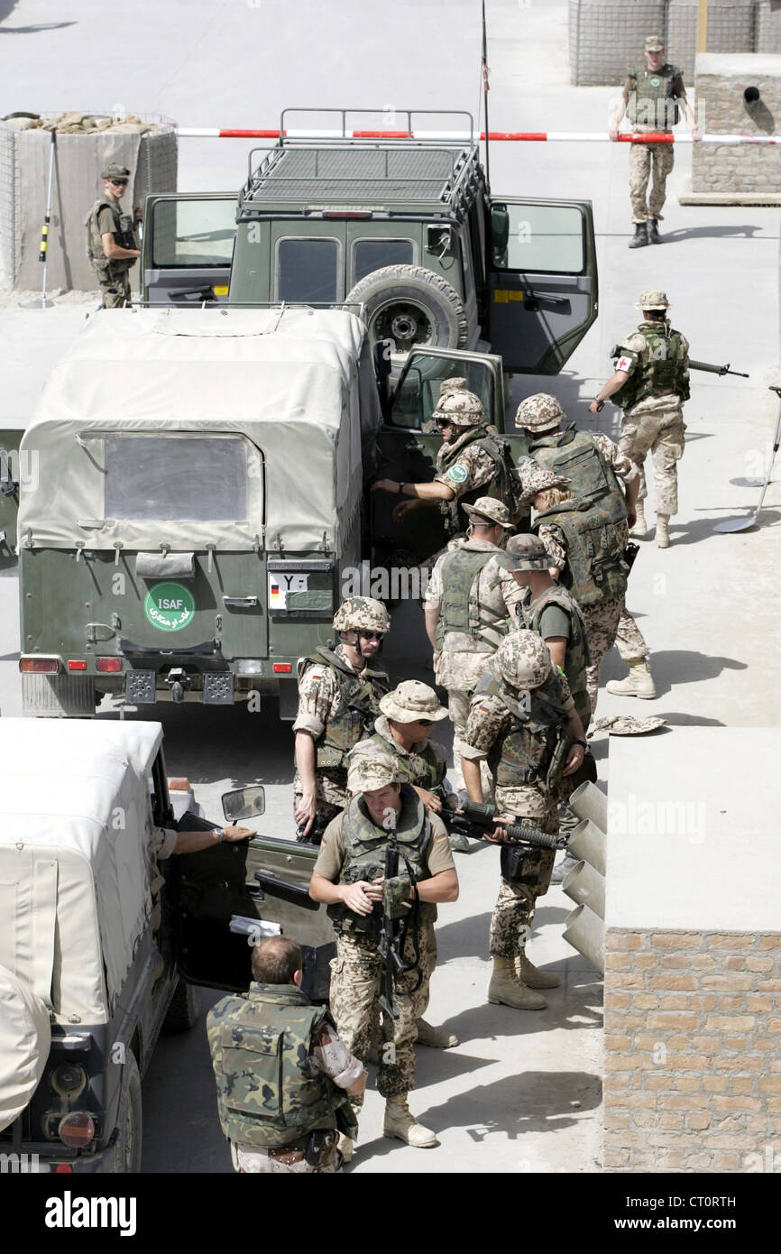 Waffenueberpruefung in Camp Warehouse Kabul Stock Photo Alamy