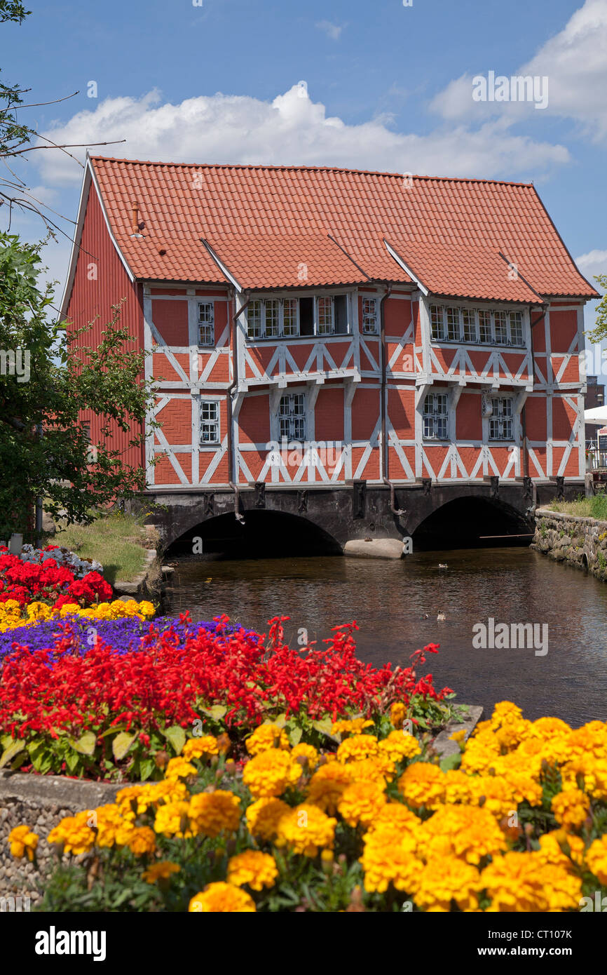 frame house called Gewoelbe built across River Grube, Wismar