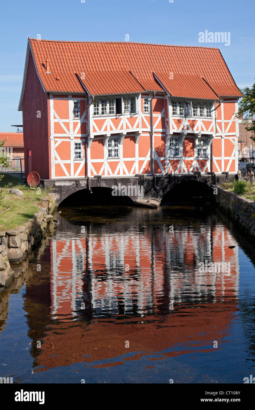 frame house called Gewoelbe built across River Grube, Wismar