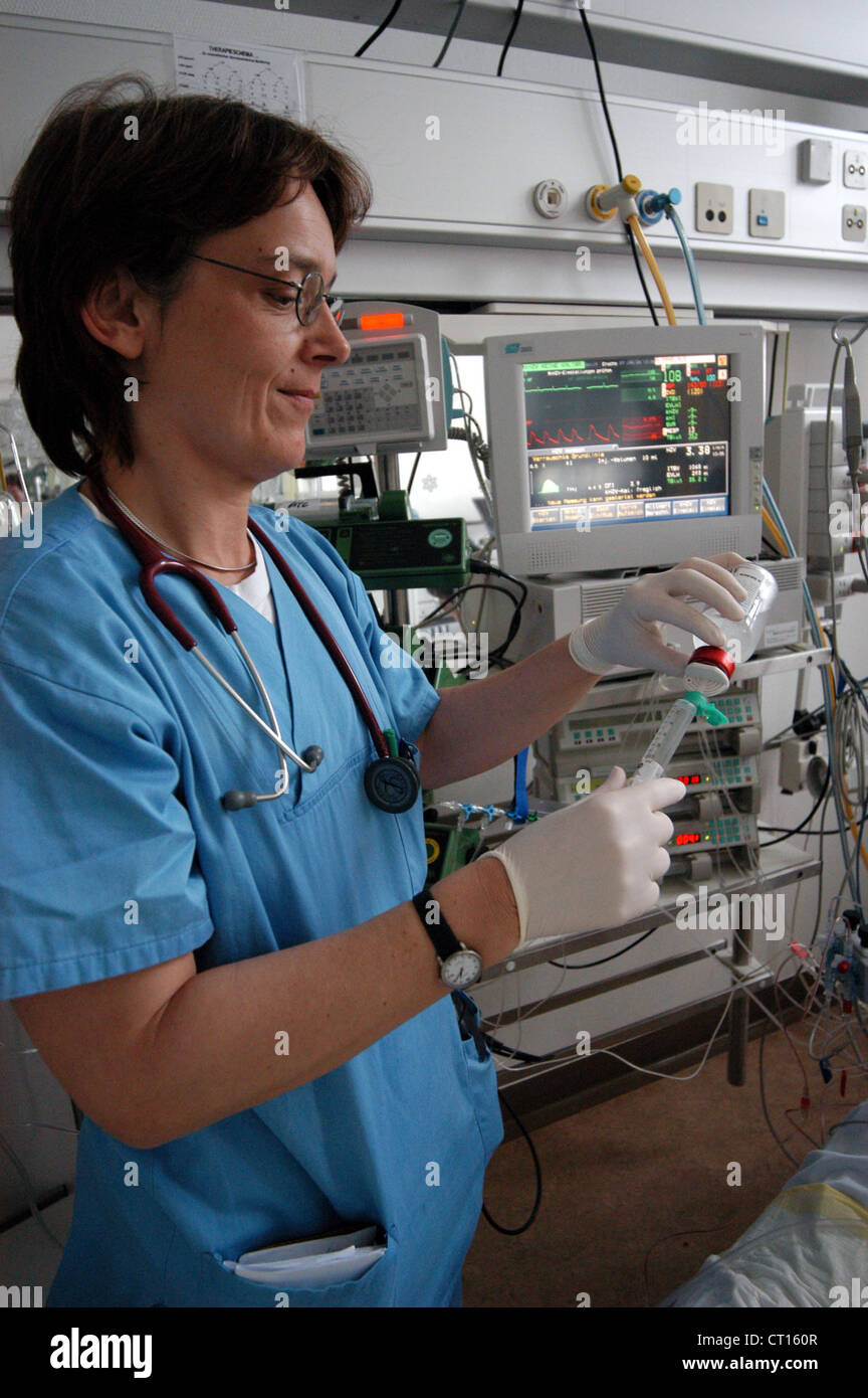 Anesthetist at Kreislaufueberwachung a patient Stock Photo