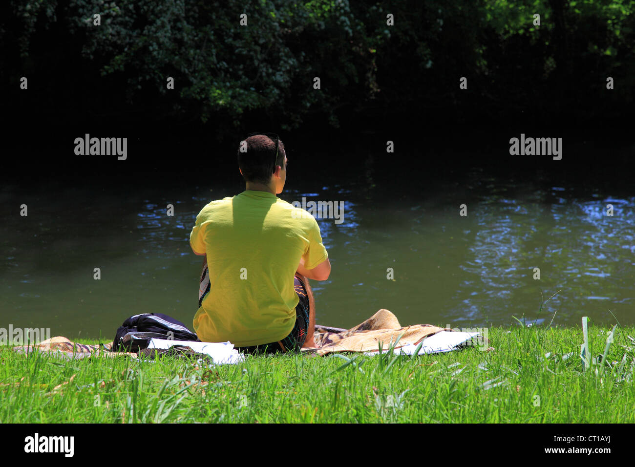 Man in yellow t-shirt by river Cherwell, Oxford, Oxfordshire, England Stock Photo