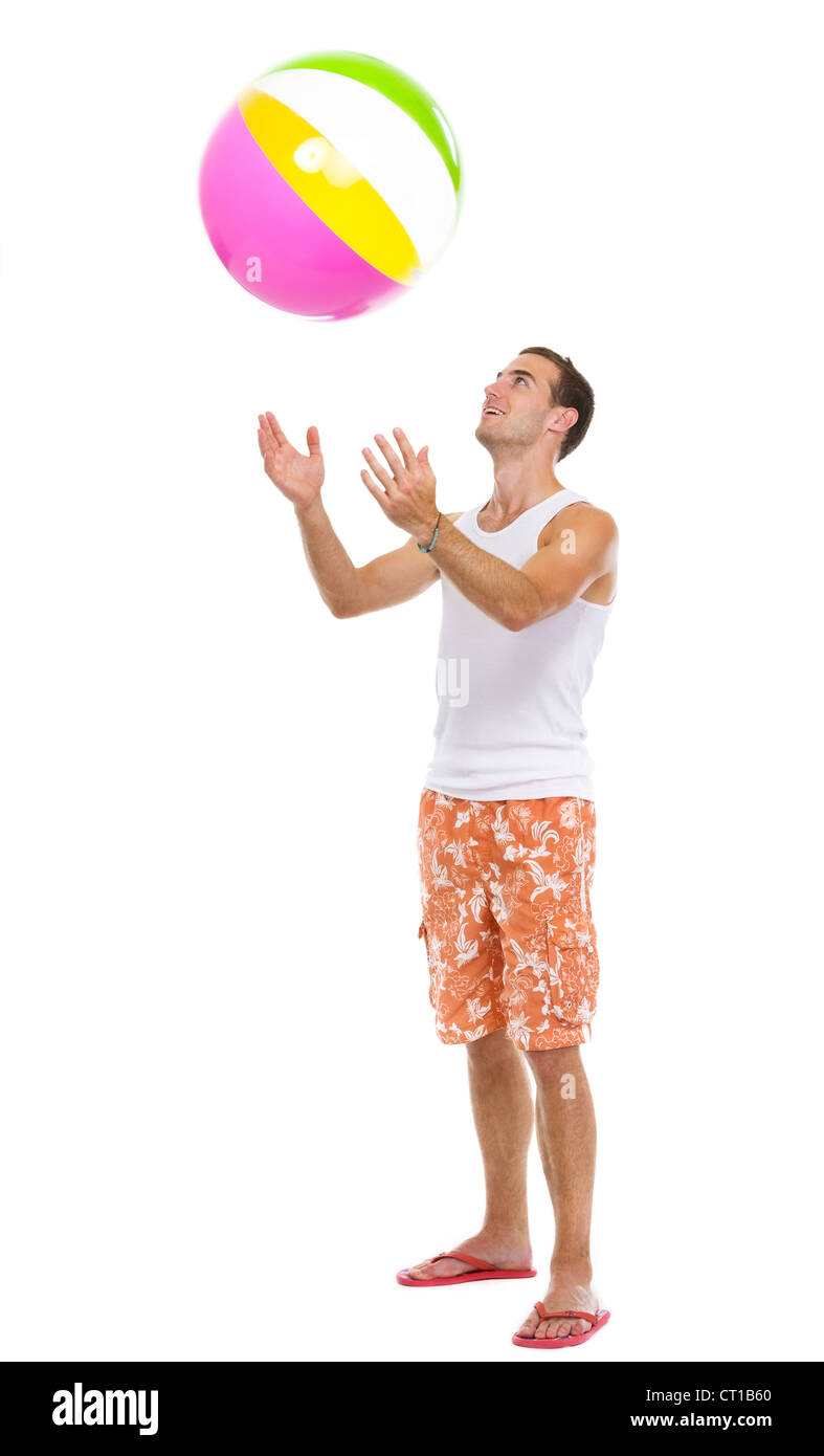 Кидать заднюю. Мяч под одеждой. Мужик пляжный мяч. Мужчина бросает вверх пляжный мяч. Ученики кидают пляжный мяч.