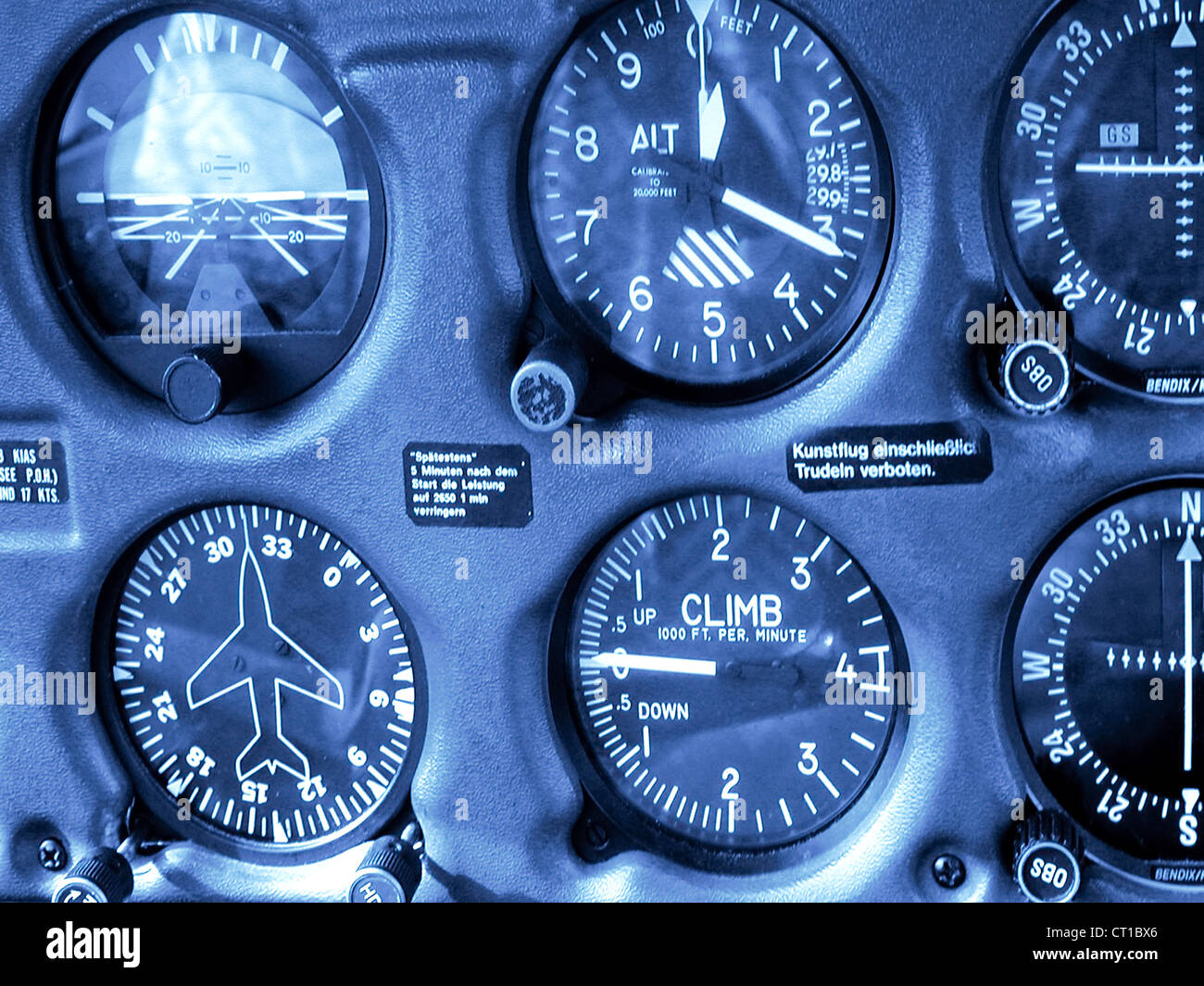 Flugzeuginstrumente im Cockpit eines Flugzeuges Stock Photo