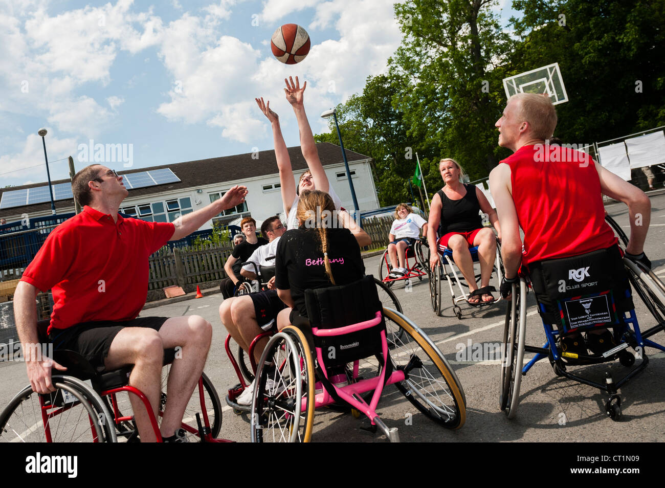 Teams of able bodied and disabled people playing wheelchair basketball uk Stock Photo