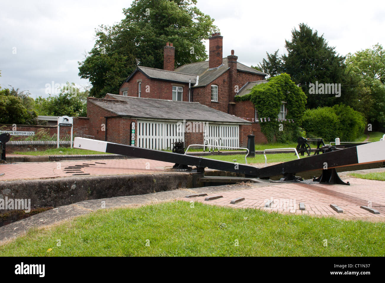 At the bottom lock  at Hillmorton the lock keeper's house stands nearby on the bank of the Oxford Canal in Warwickshire. Stock Photo