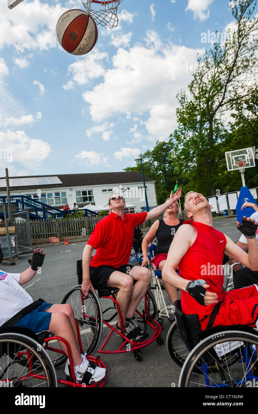 Teams of able bodied and disabled people playing wheelchair basketball uk Stock Photo