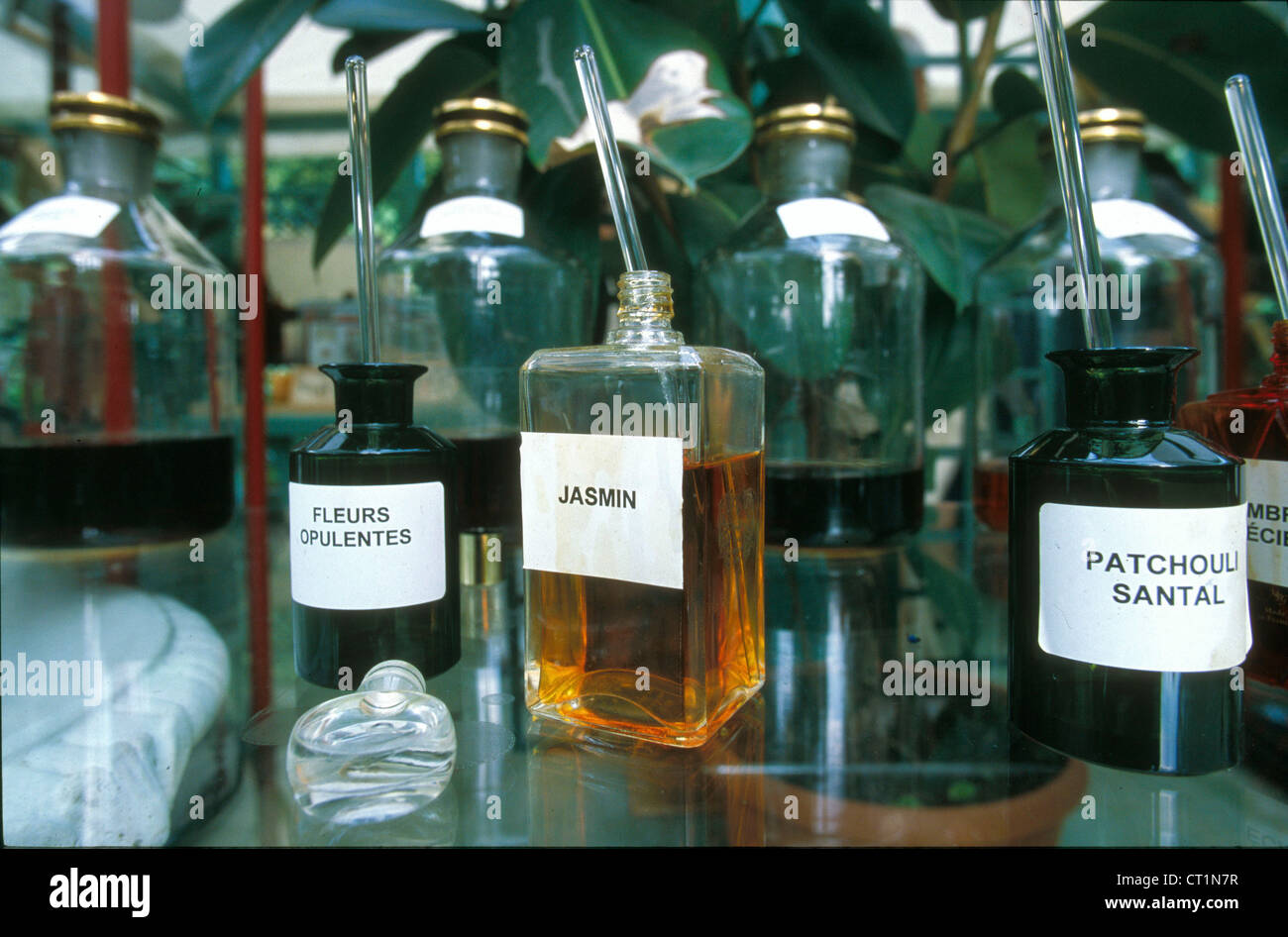 Вещество парфюмера 5 букв. Химия в парфюмерии. Парфюмерная промышленность. Духи химия. Синтетическая парфюмерия.