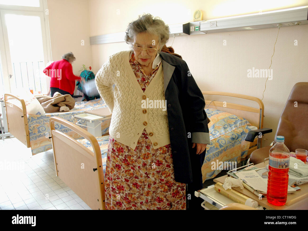 Senior leave hospital hi-res stock photography and images - Alamy