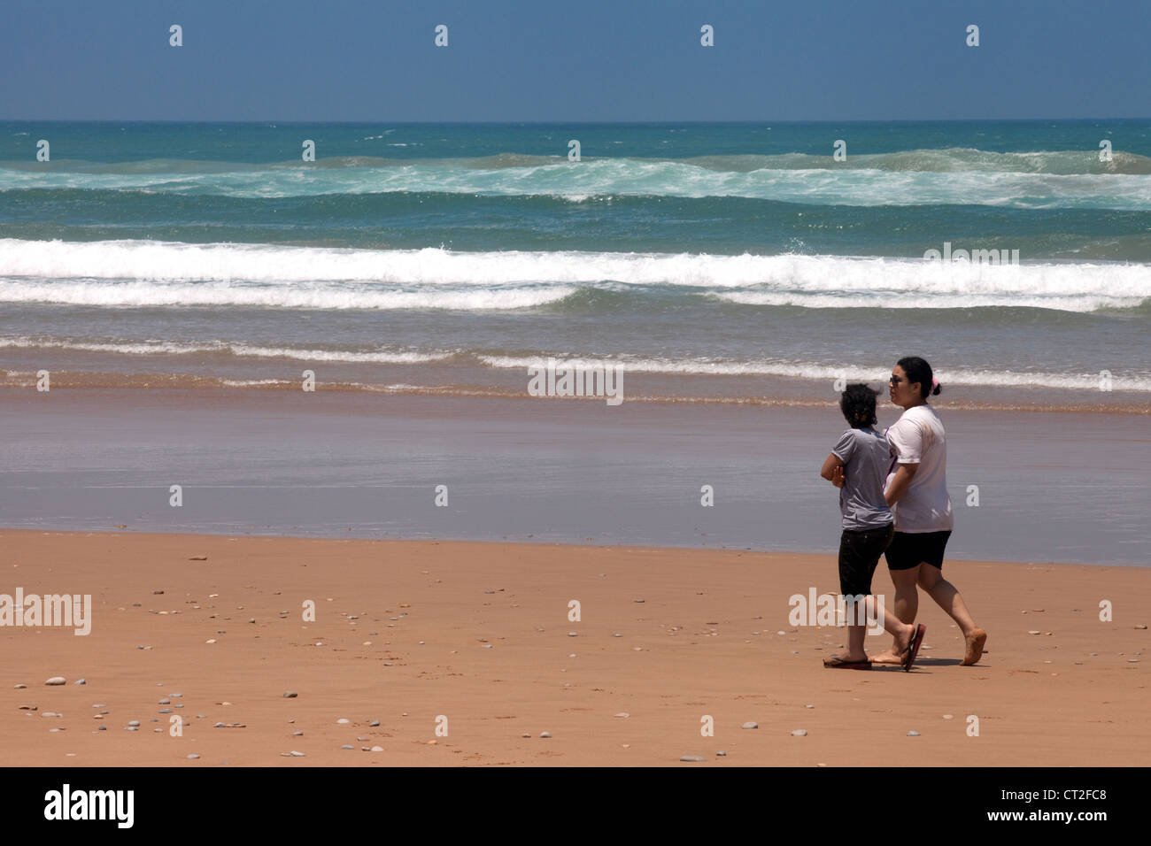African women walking on the beach hi-res stock photography and images ...