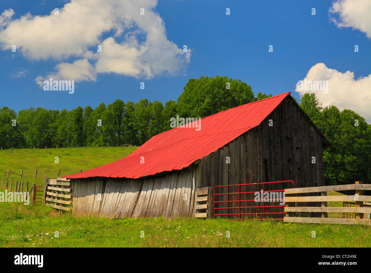 BARN NEAR RIPSHIN LAKE, ROAN MOUNTAIN, TENNESSEE, USA Stock Photo Alamy