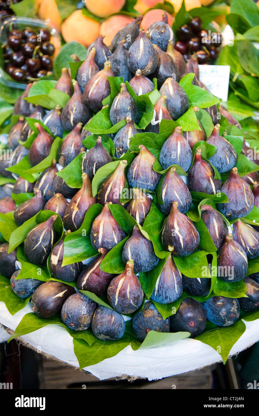 ripe figs for sale on a greengrocer stall la boqueria market barcelona spain Stock Photo