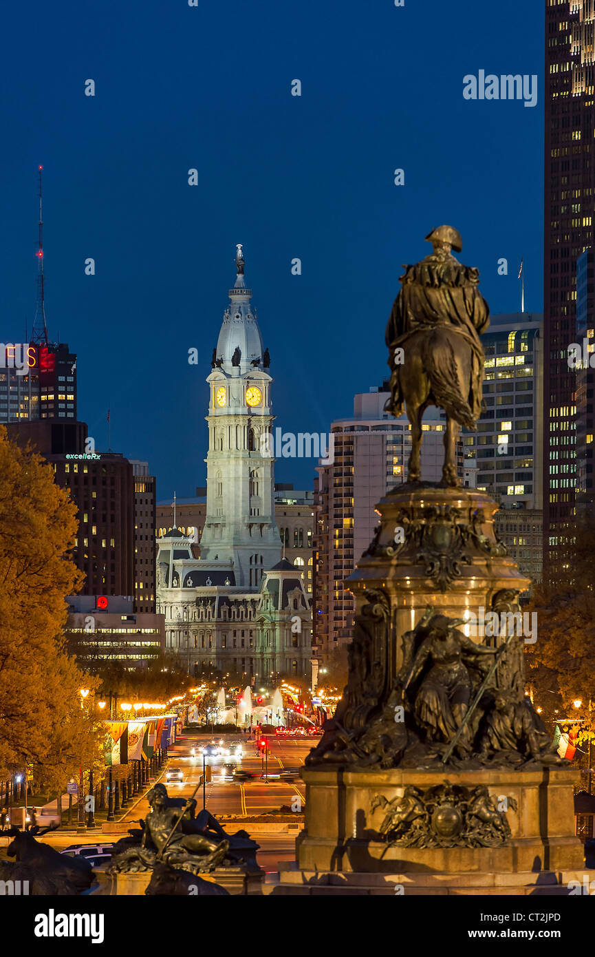 The Washington Monument at Eakins Oval looks to City Hall, Philadelphia, Pennsylvania, USA Stock Photo