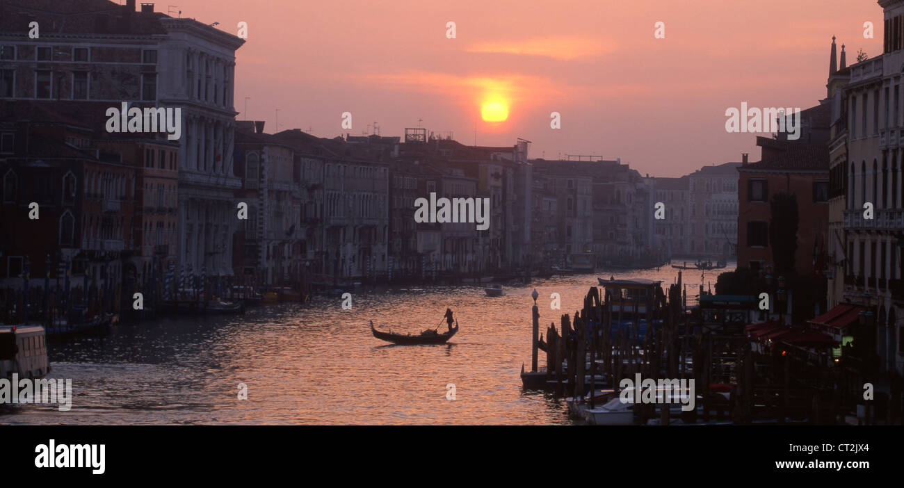 Venice gondola sunset hi-res stock photography and images - Alamy