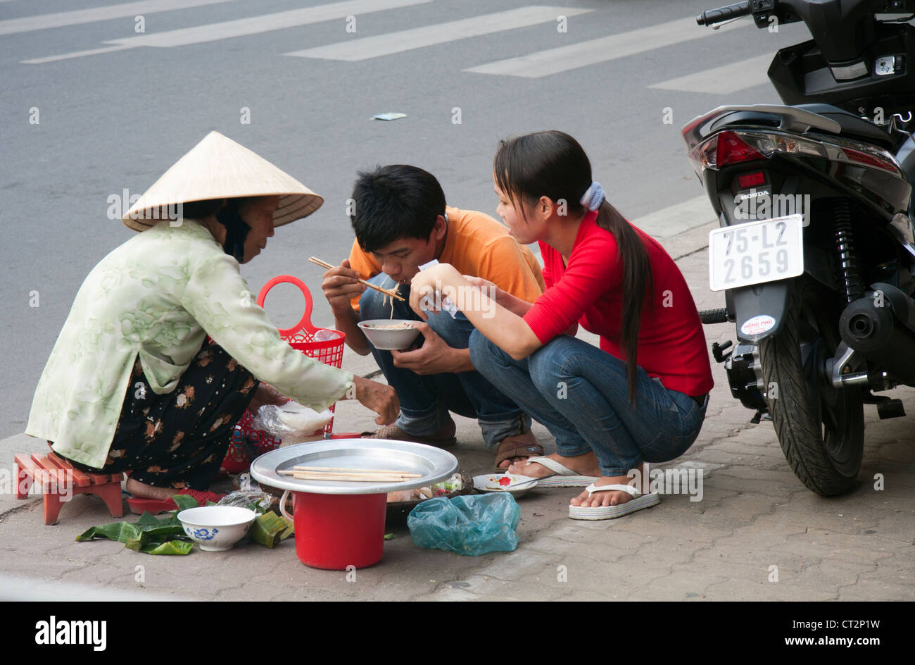 Street food vendor and customers Stock Photo - Alamy