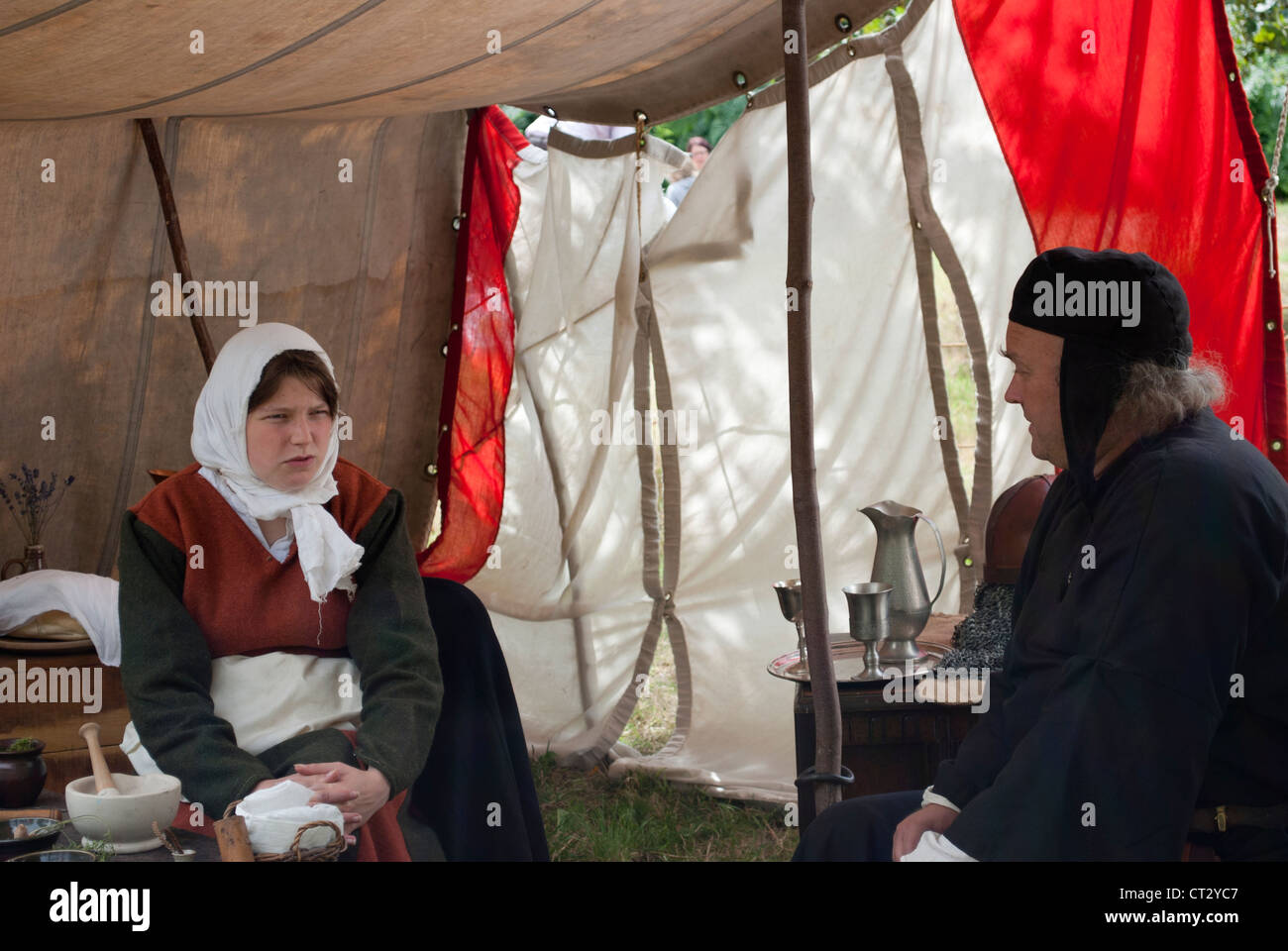 Couple medieval costume hi-res stock photography and images - Alamy