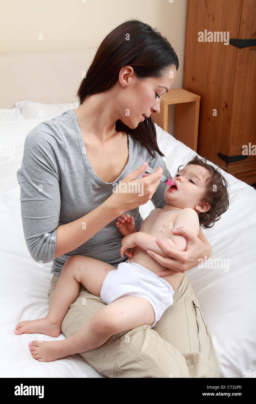 Мама кормит маленького ребенка. Ребенок завтракает. Питание детей. Ложка для кормления ребенка. Кормление ребенка.