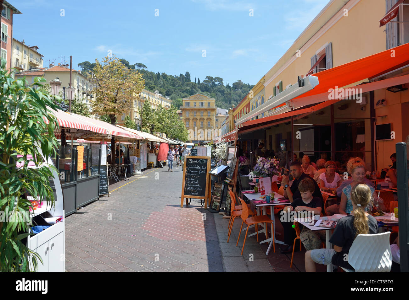 Outdoor restaurants on Cours Saleya, Vieux Nice, Nice, Côte d'Azur, Alpes-Maritimes, Provence-Alpes-Côte d'Azur, France Stock Photo