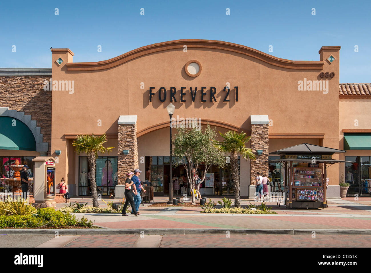 Outlet mall exterior hi-res stock photography and images - Alamy