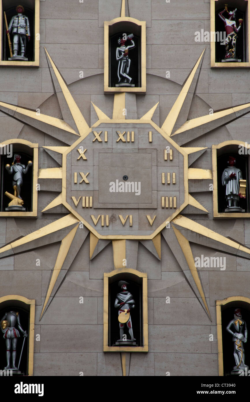 Le Carillon du Mont des Arts a Jacquemart Carillion clock with 24