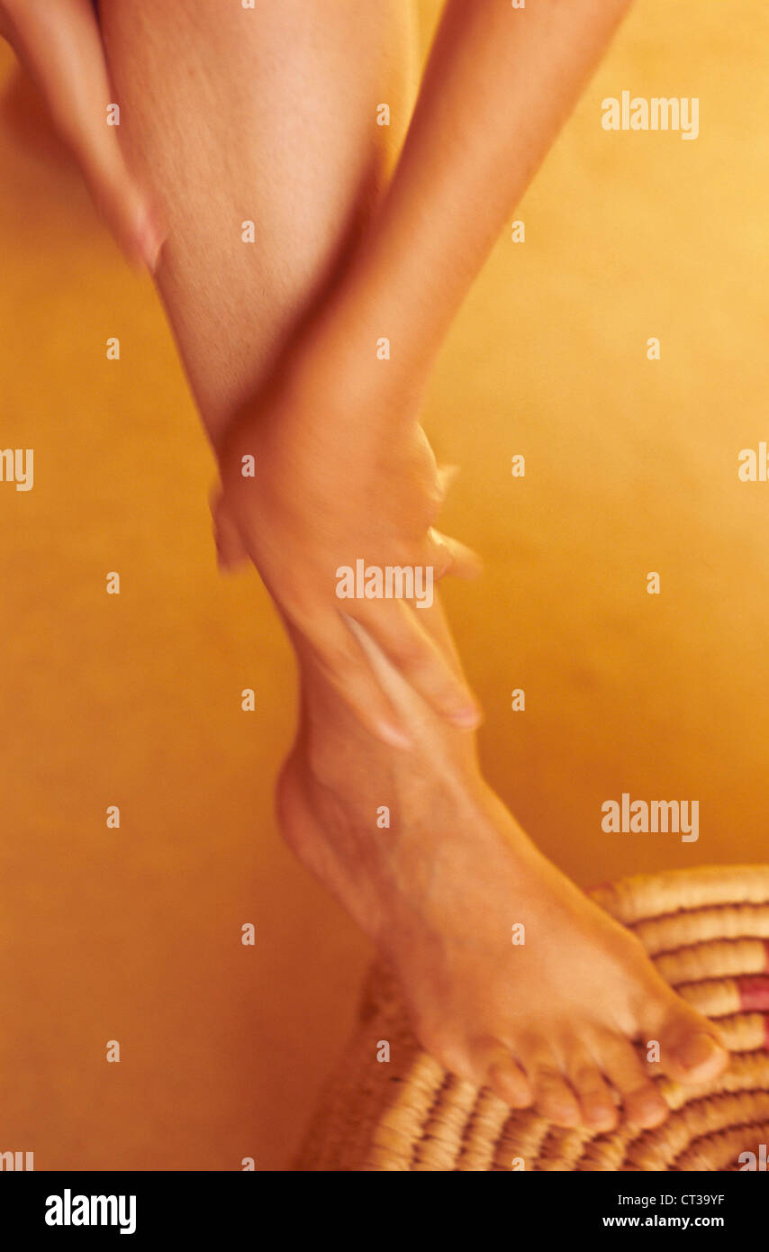 LEG PAIN IN A WOMAN Stock Photo Alamy