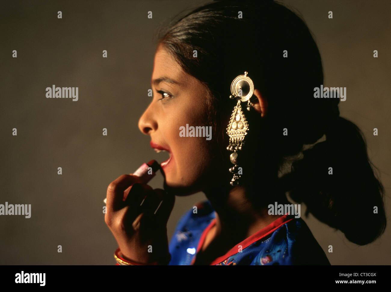 Hindu girl putting lipstick ( India) Stock Photo