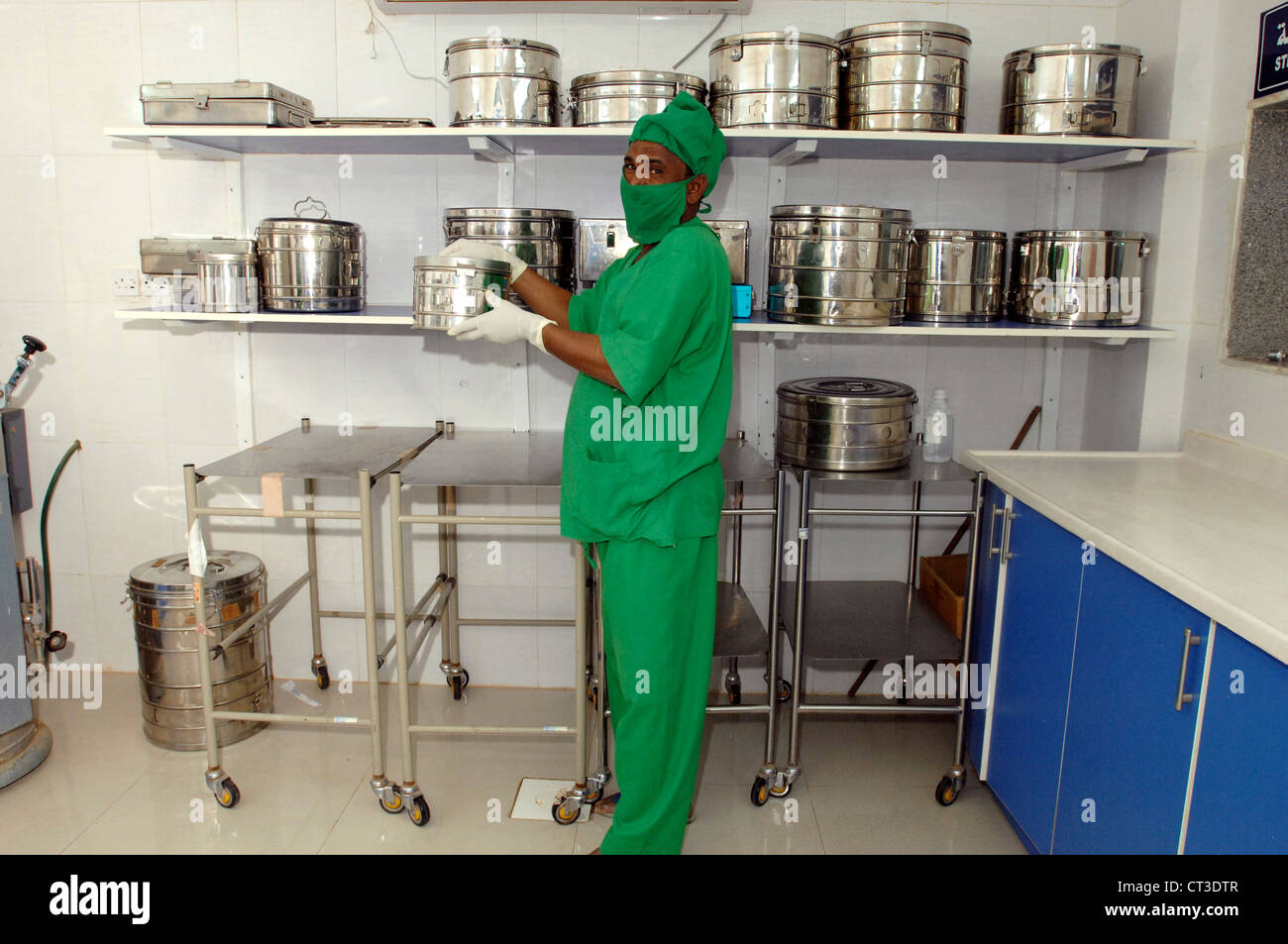 Hospital staff in operating theatre hires stock photography and images