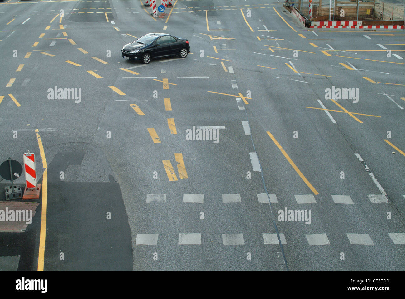 hamburg-confusing-road-markings-CT3TDD.jpg