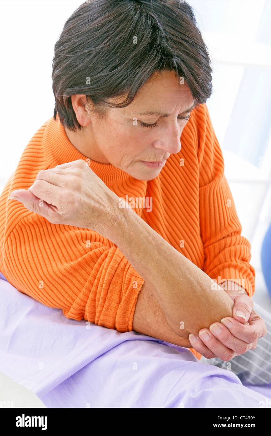 ELBOW PAIN IN AN ELDERLY PERSON Stock Photo Alamy