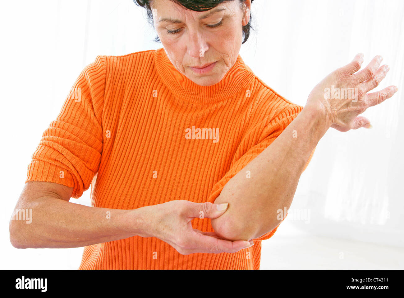 ELBOW PAIN IN AN ELDERLY PERSON Stock Photo Alamy