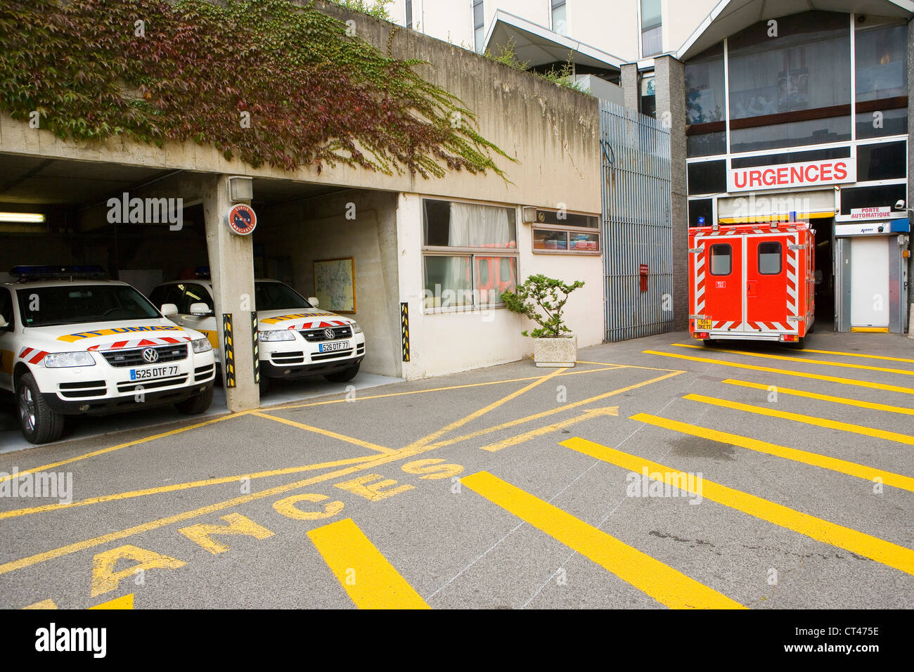Ambulance Garage Stock Photos & Ambulance Garage Stock Images Alamy