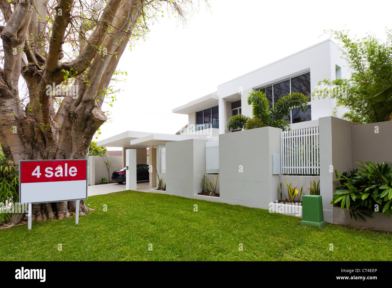 Modern luxury house exterior car hi-res stock photography and images ...