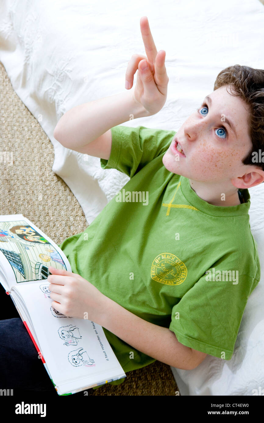 Deaf children learning sign language hires stock photography and