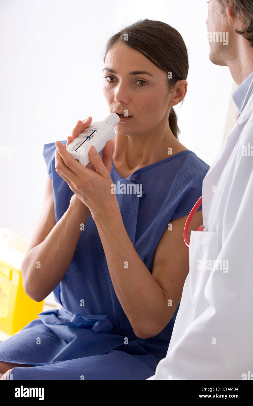 BREATHING, SPIROMETRY IN A WOMAN Stock Photo Alamy