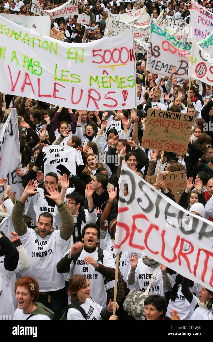 Demonstration crowds sign hi-res stock photography and images - Alamy
