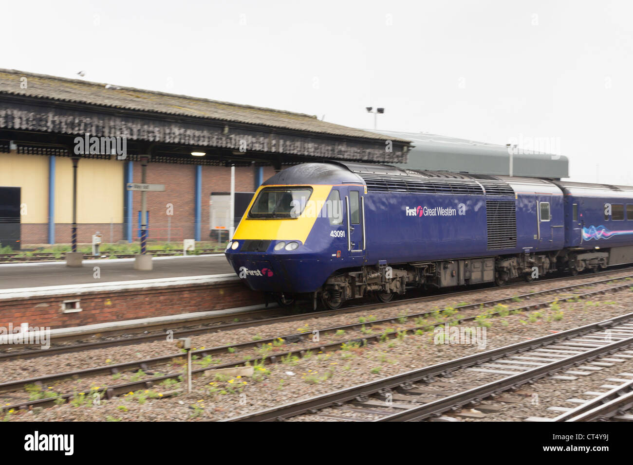 First Great Western Class 43 High Speed Train (HST) set entering Swindon railway station en-route to London. Stock Photo