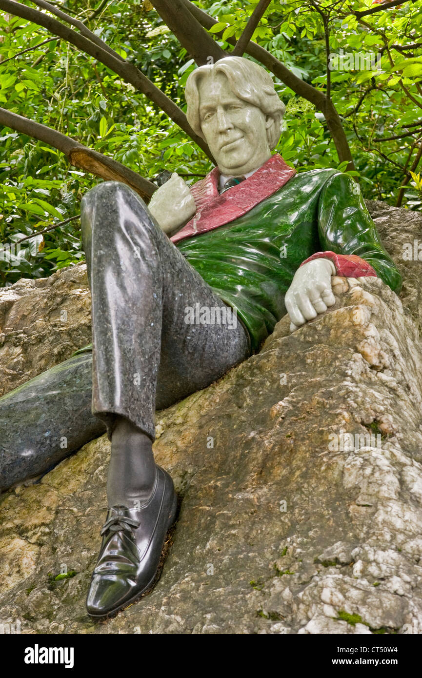 A view of the statue of Oscar Wilde in Merrion Square, Dublin Stock Photo Alamy