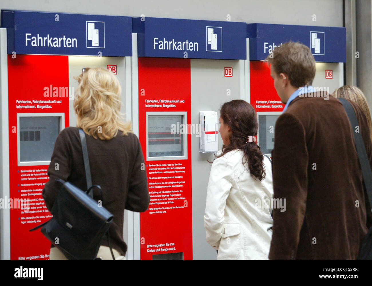 Koeln, travelers at ticket machines Stock Photo