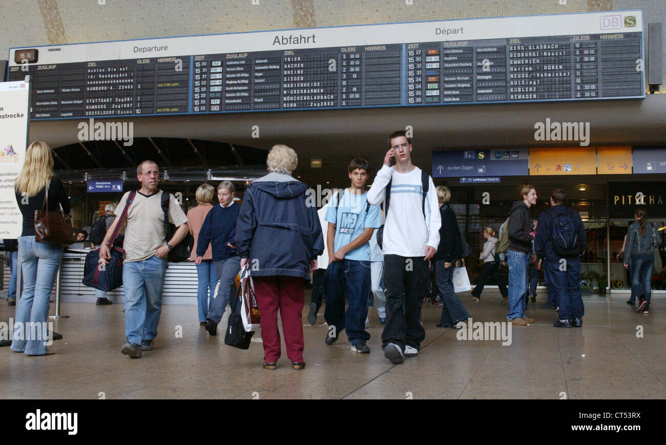 Koeln, travelers in the main hall of the station Stock Photo
