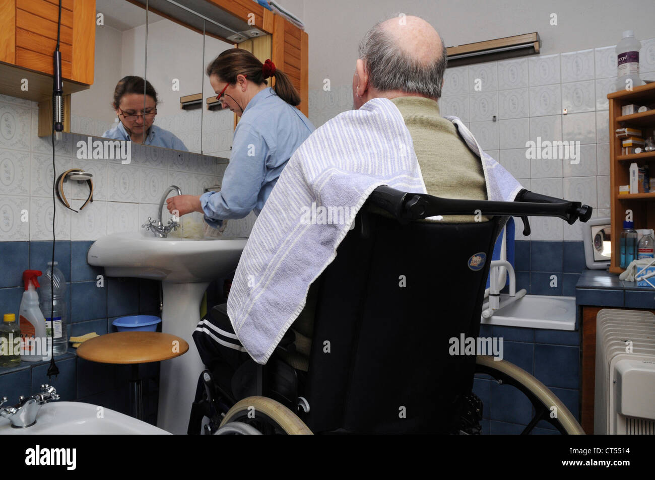Nurse Wash Patient High Resolution Stock Photography and Images Alamy