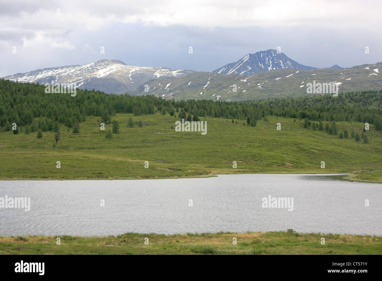 Expansive view of mountain lake and peaks, Ulaganskoe plateau, Altai, Siberia, Russia Stock Photo
