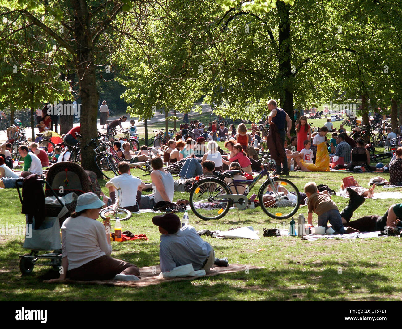 Berlin, Friedrichshain park visitors Stock Photo Alamy