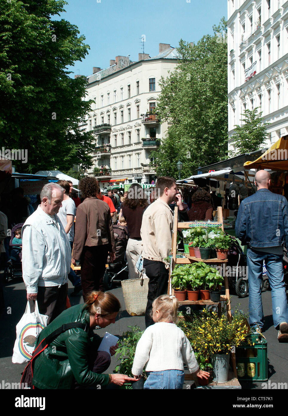 Berlin, weekly market on the Kollwitzplatz Stock Photo Alamy