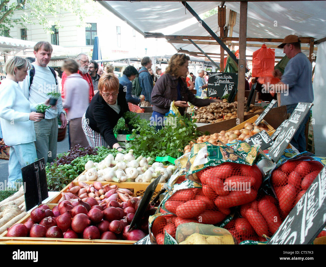 Berlin, weekly market on the Kollwitzplatz Stock Photo Alamy