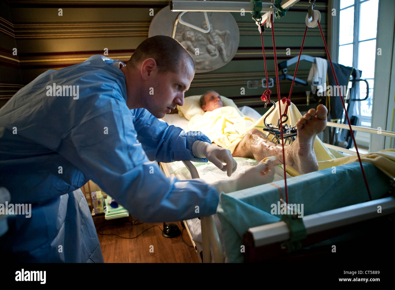 FRACTURED LEG CARE Stock Photo - Alamy