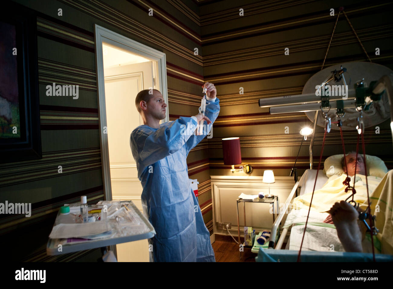 FRACTURED LEG CARE Stock Photo - Alamy