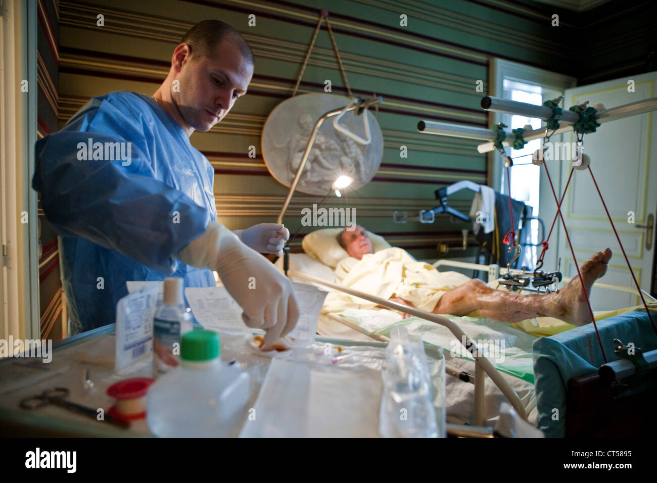 FRACTURED LEG CARE Stock Photo - Alamy